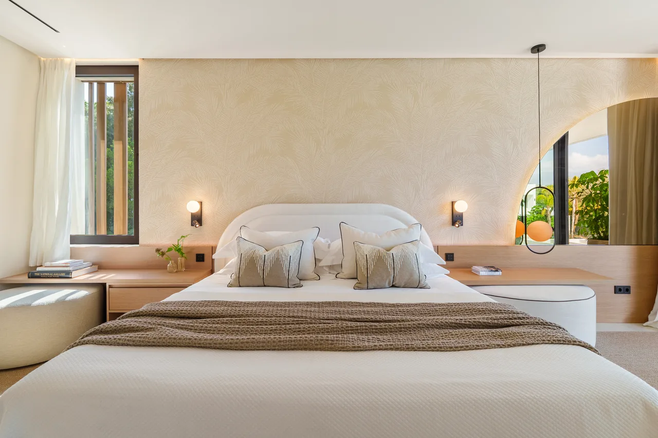5-bedroom villa in Marbella Golden Mile with private pool and private garden — image 9
