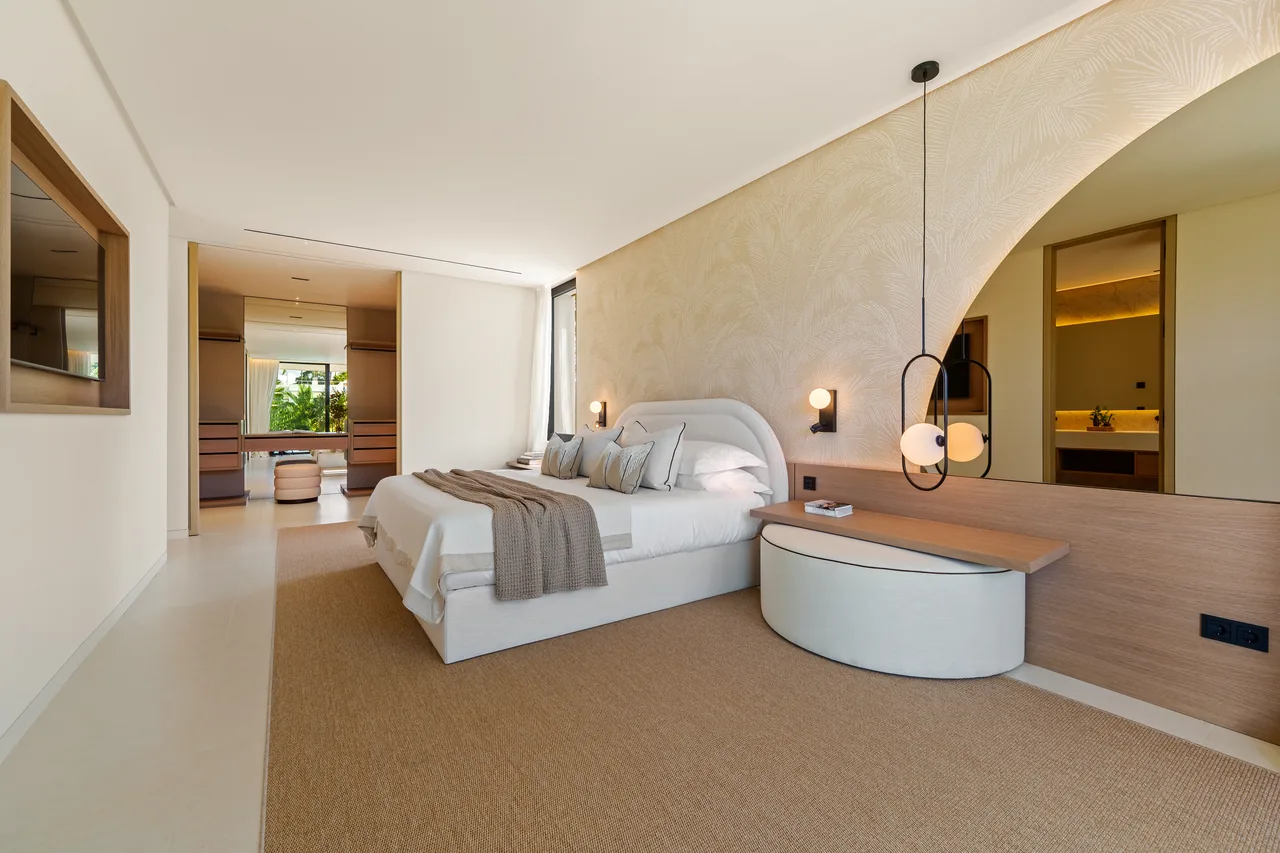 5-bedroom villa in Marbella Golden Mile with private pool and private garden — image 10
