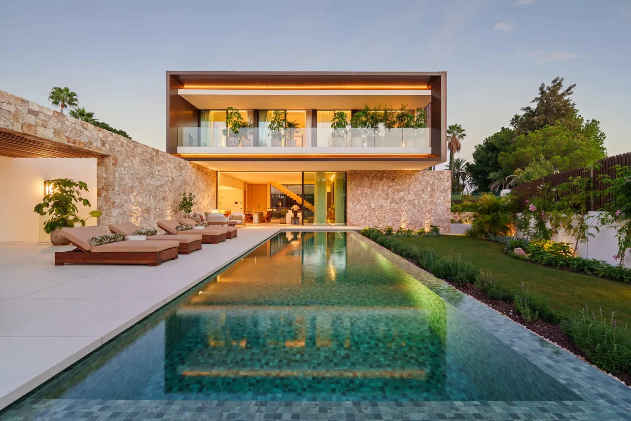 5-bedroom villa in Marbella Golden Mile with private pool and private garden — image 11