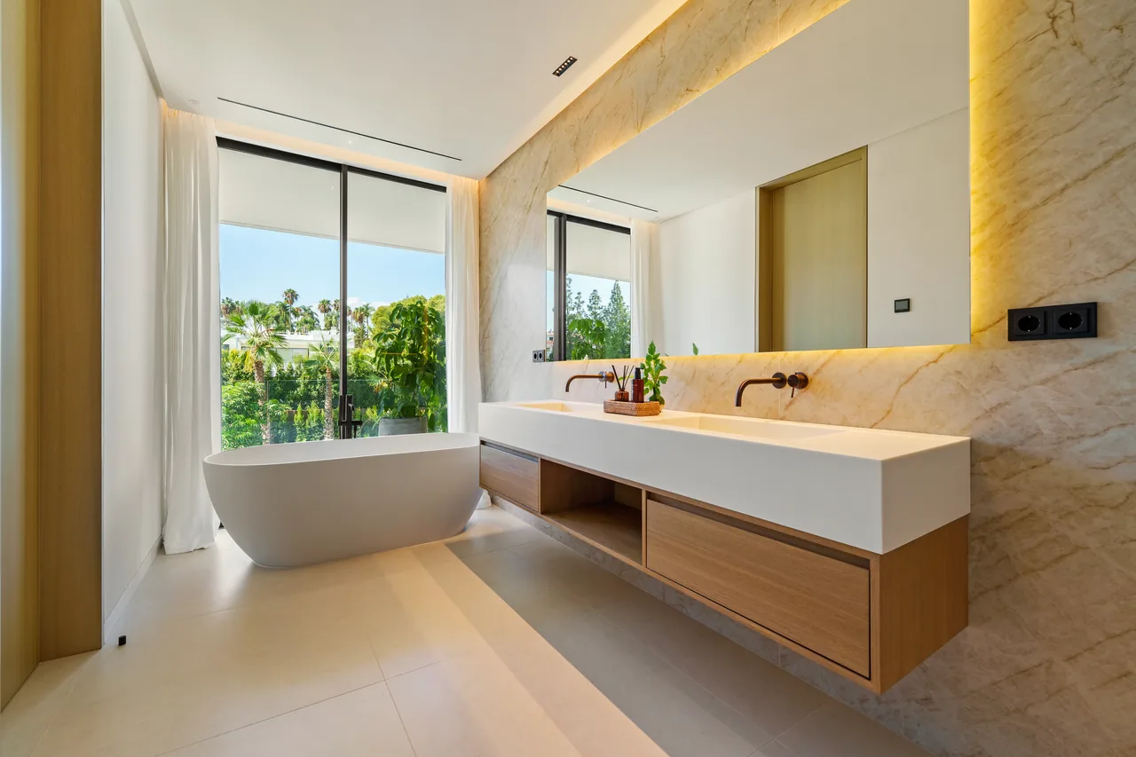 5-bedroom villa in Marbella Golden Mile with private pool and private garden — image 13