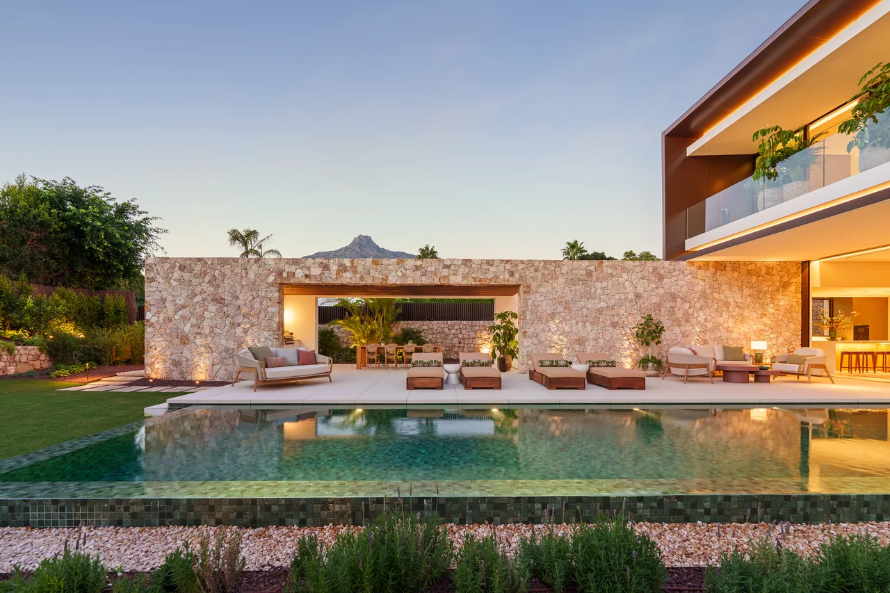5-bedroom villa in Marbella Golden Mile with private pool and private garden — image 22