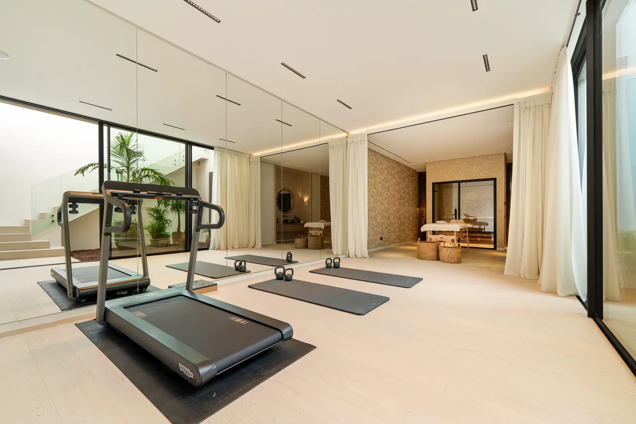 5-bedroom villa in Marbella Golden Mile with private pool and private garden — image 31