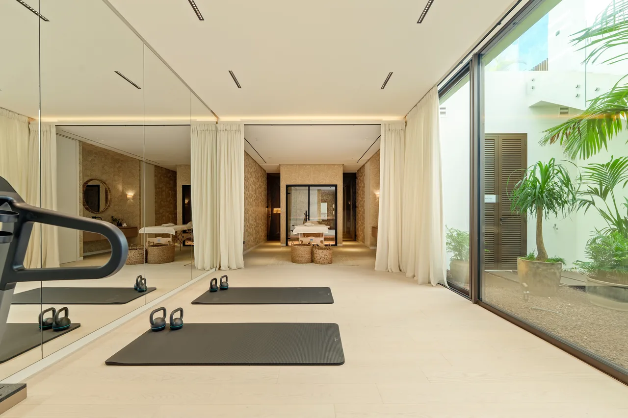 5-bedroom villa in Marbella Golden Mile with private pool and private garden — image 32
