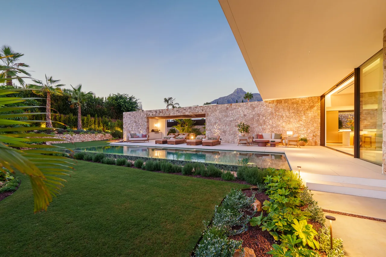 5-bedroom villa in Marbella Golden Mile with private pool and private garden — image 33