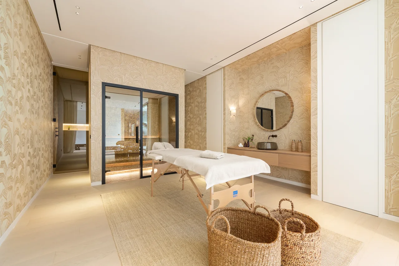 5-bedroom villa in Marbella Golden Mile with private pool and private garden — image 34