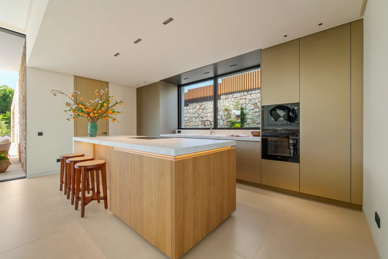 5-bedroom villa in Marbella Golden Mile with private pool and private garden — image 37