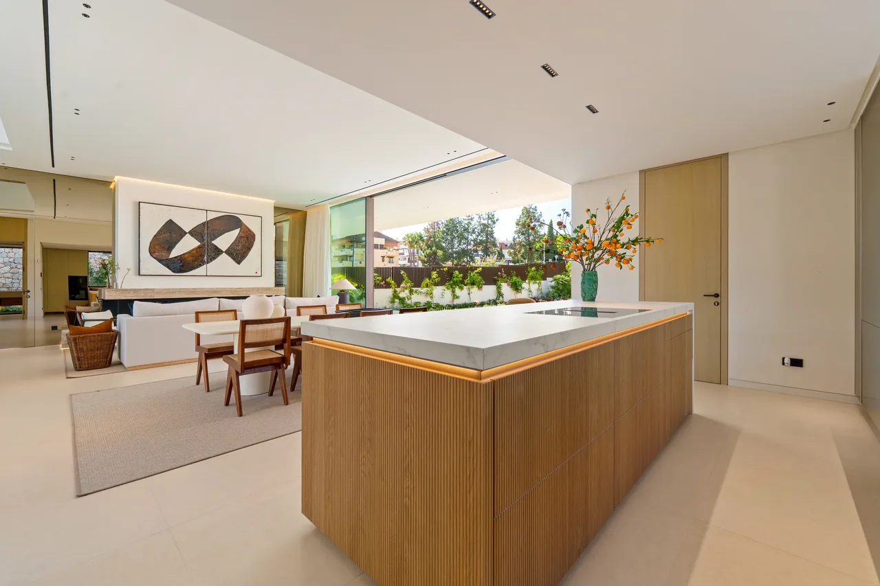 5-bedroom villa in Marbella Golden Mile with private pool and private garden — image 38
