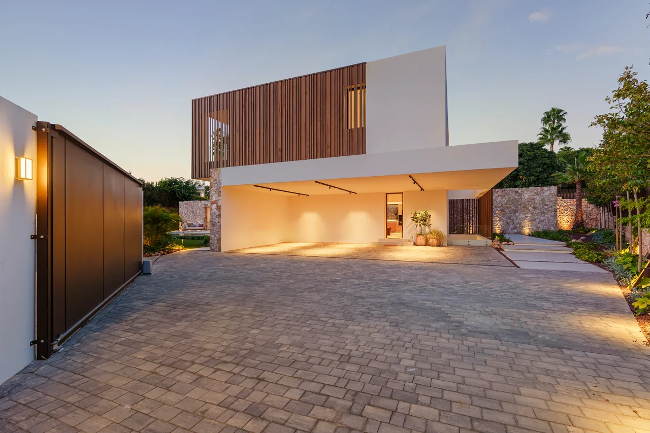 5-bedroom villa in Marbella Golden Mile with private pool and private garden — image 43