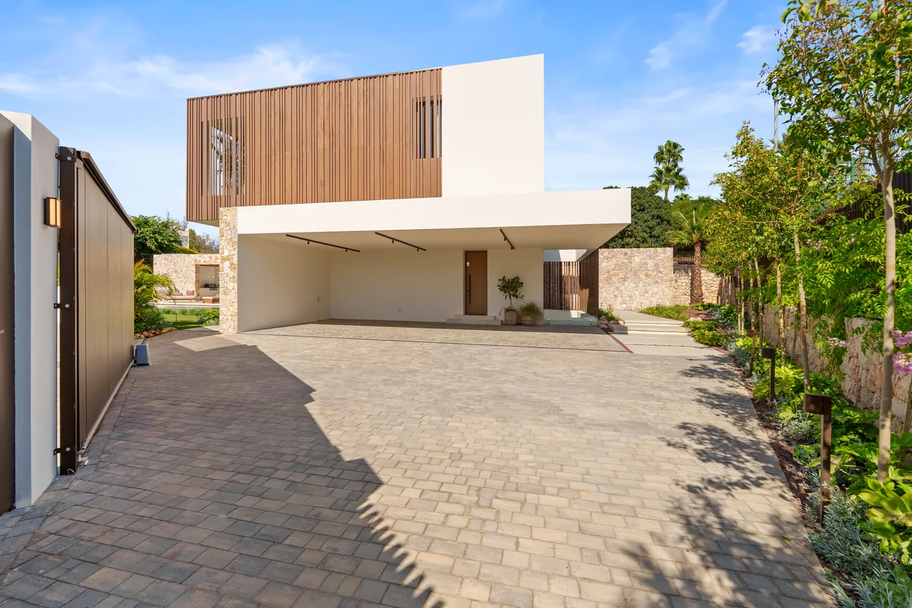 5-bedroom villa in Marbella Golden Mile with private pool and private garden — image 44