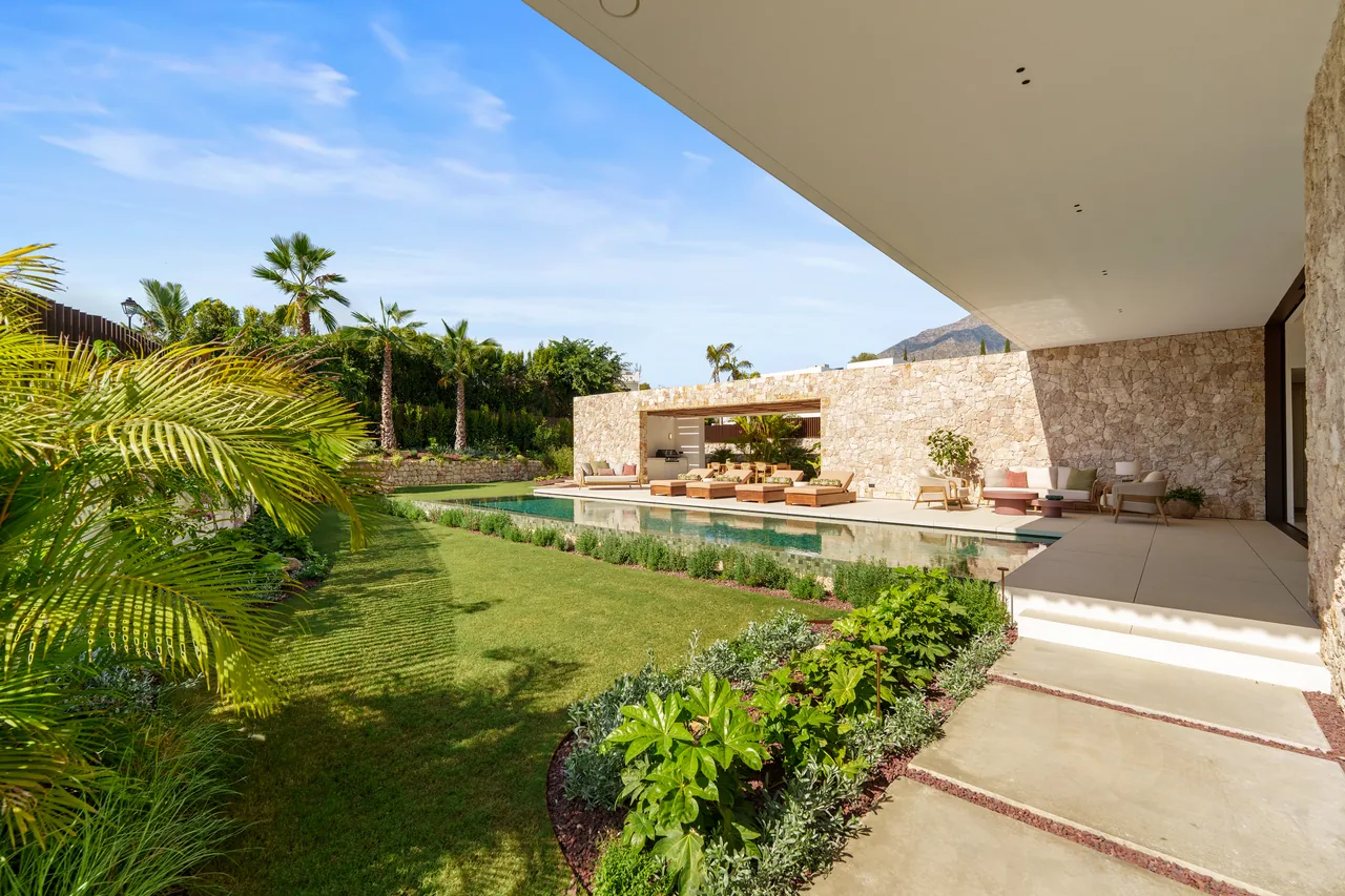 5-bedroom villa in Marbella Golden Mile with private pool and private garden — image 45