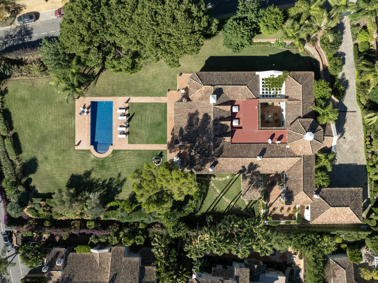 5-bedroom villa in Altos Reales with private pool and private garden — image 2