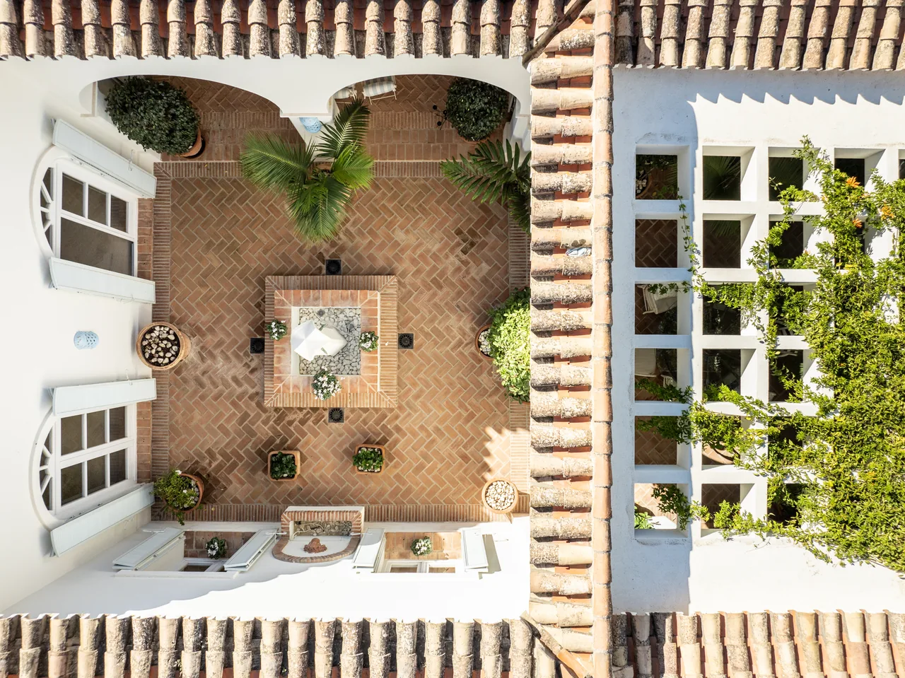 5-bedroom villa in Altos Reales with private pool and private garden — image 3