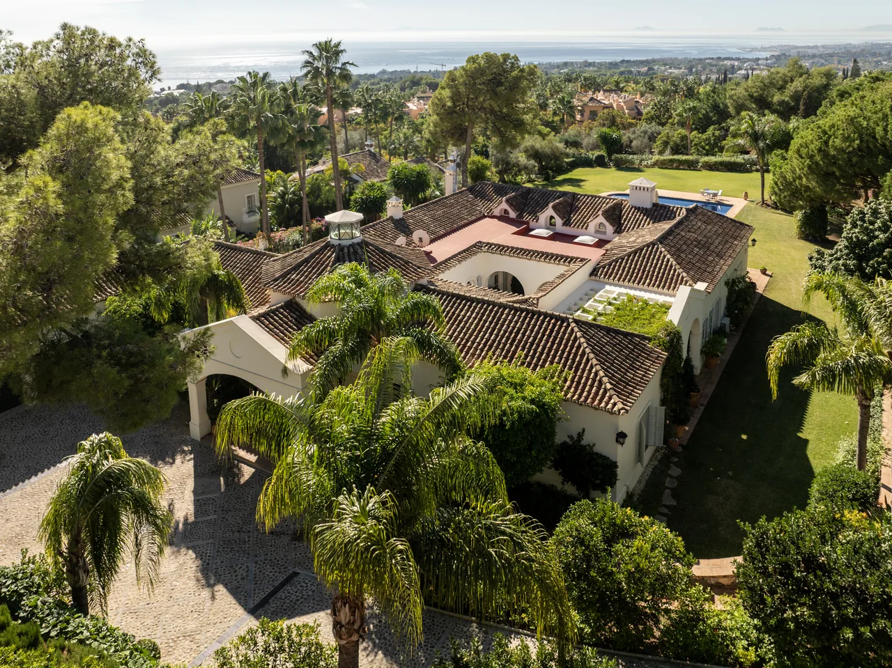 5-bedroom villa in Altos Reales with private pool and private garden — image 4