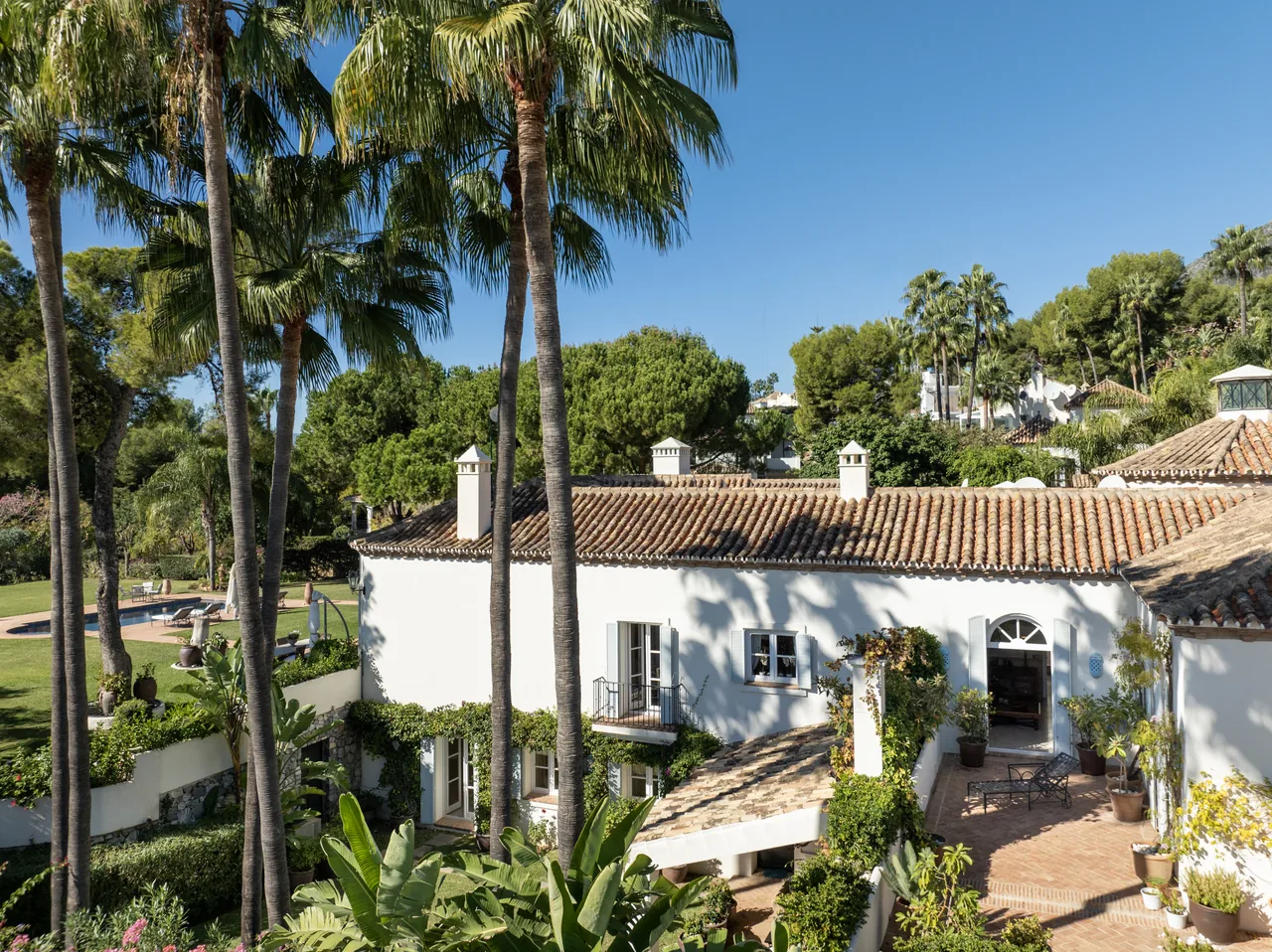 5-bedroom villa in Altos Reales with private pool and private garden — image 5