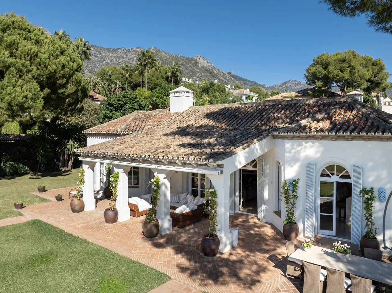 5-bedroom villa in Altos Reales with private pool and private garden — image 7