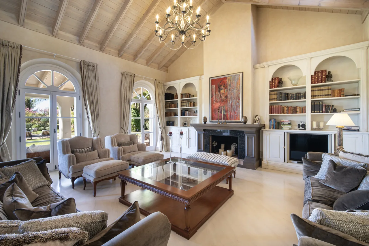5-bedroom villa in Altos Reales with private pool and private garden — image 8