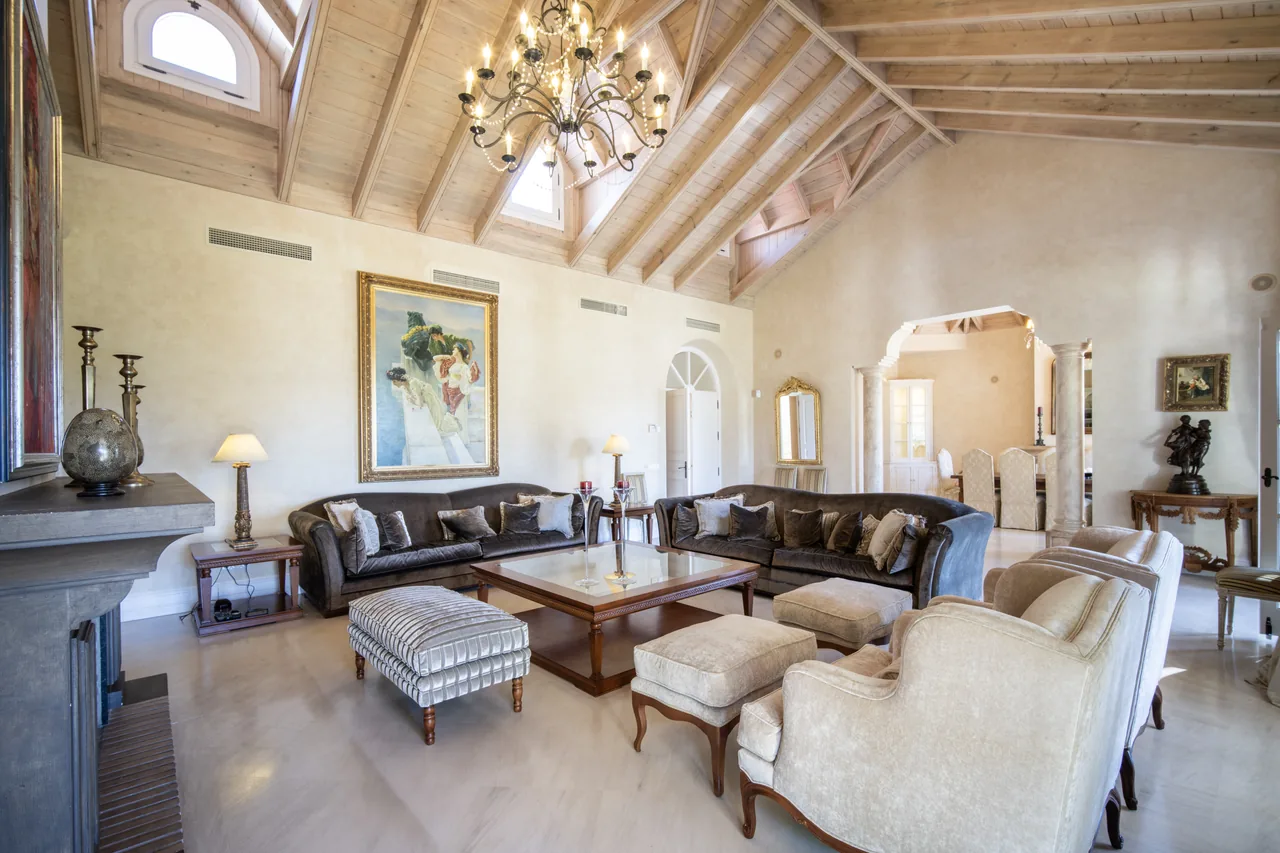 5-bedroom villa in Altos Reales with private pool and private garden — image 9