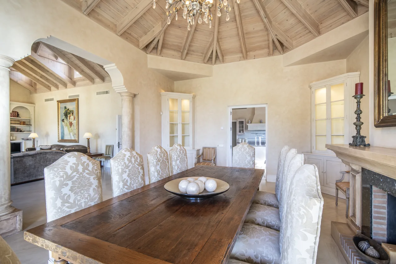 5-bedroom villa in Altos Reales with private pool and private garden — image 10