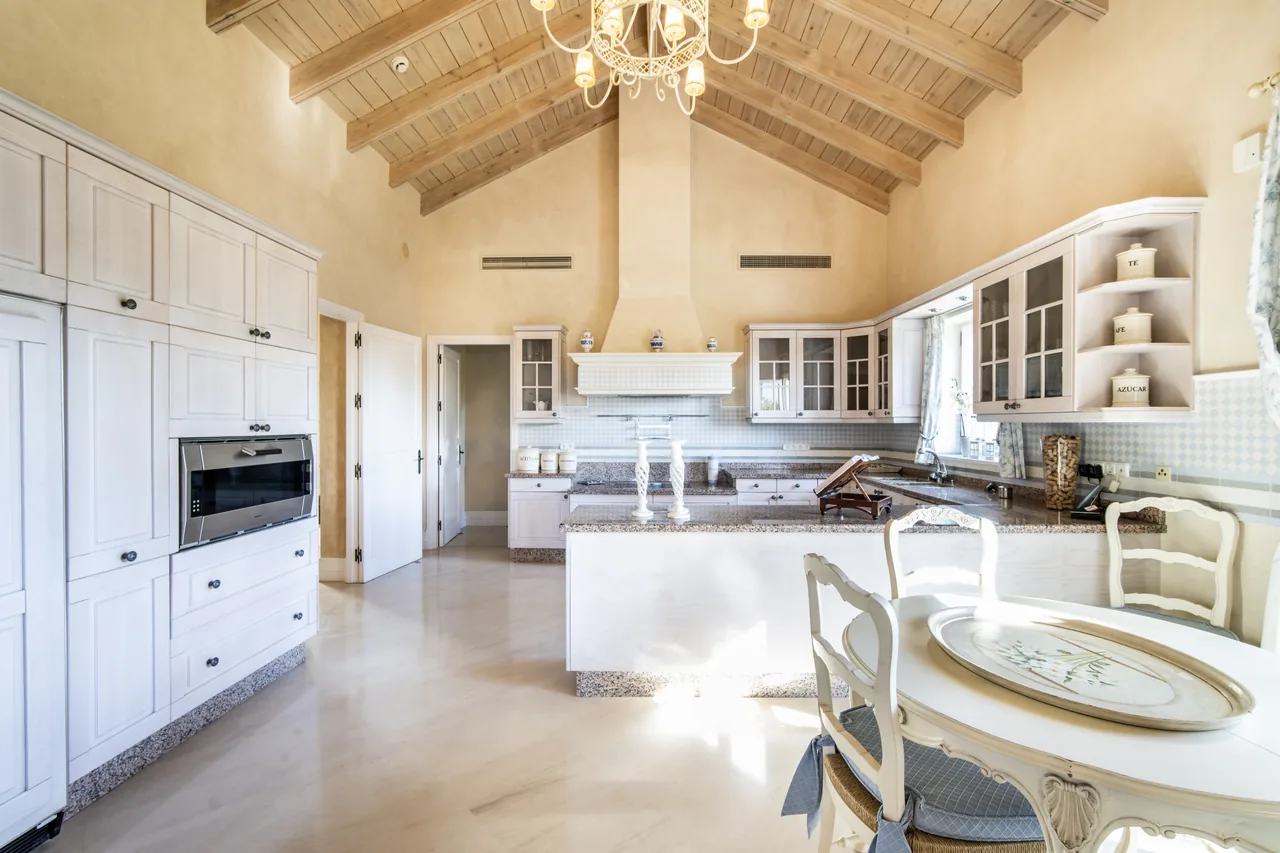 5-bedroom villa in Altos Reales with private pool and private garden — image 11