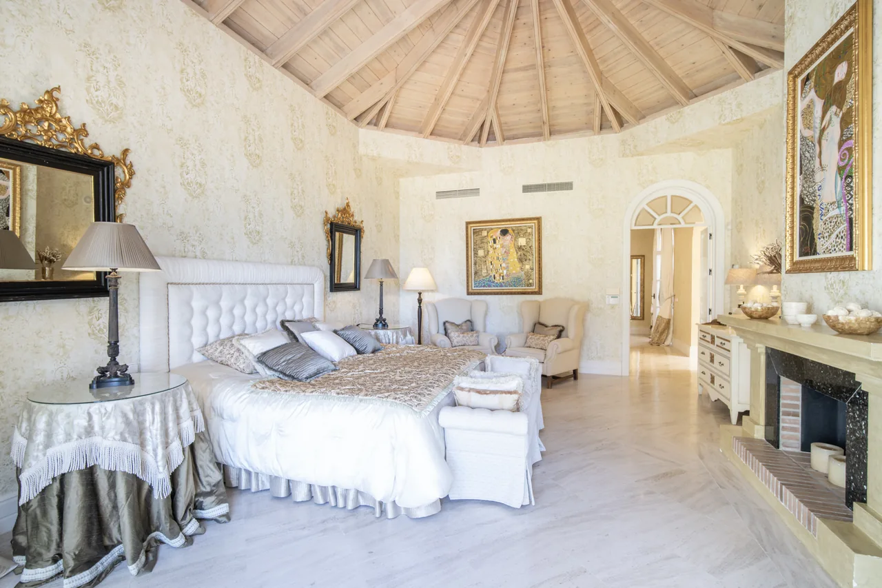 5-bedroom villa in Altos Reales with private pool and private garden — image 13