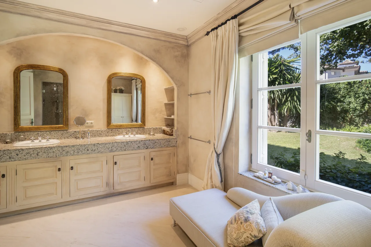 5-bedroom villa in Altos Reales with private pool and private garden — image 14