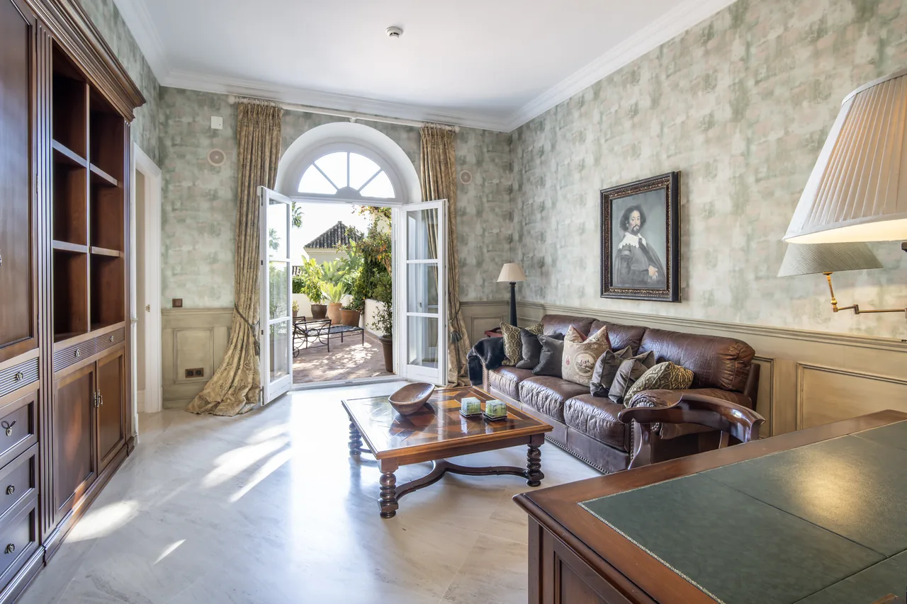 5-bedroom villa in Altos Reales with private pool and private garden — image 15
