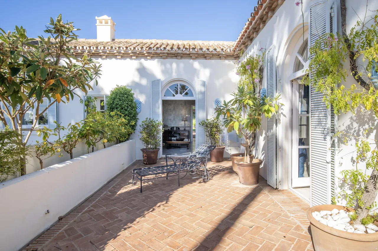 5-bedroom villa in Altos Reales with private pool and private garden — image 16