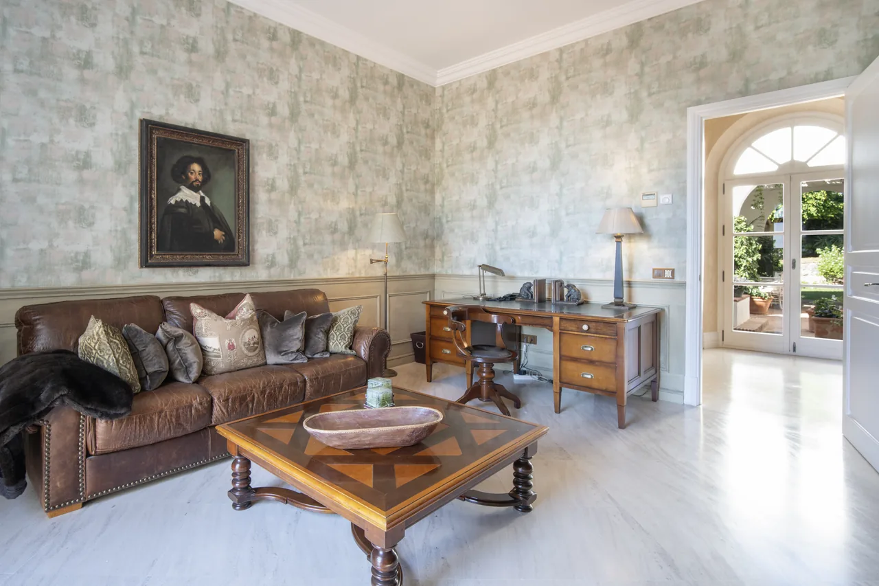5-bedroom villa in Altos Reales with private pool and private garden — image 17