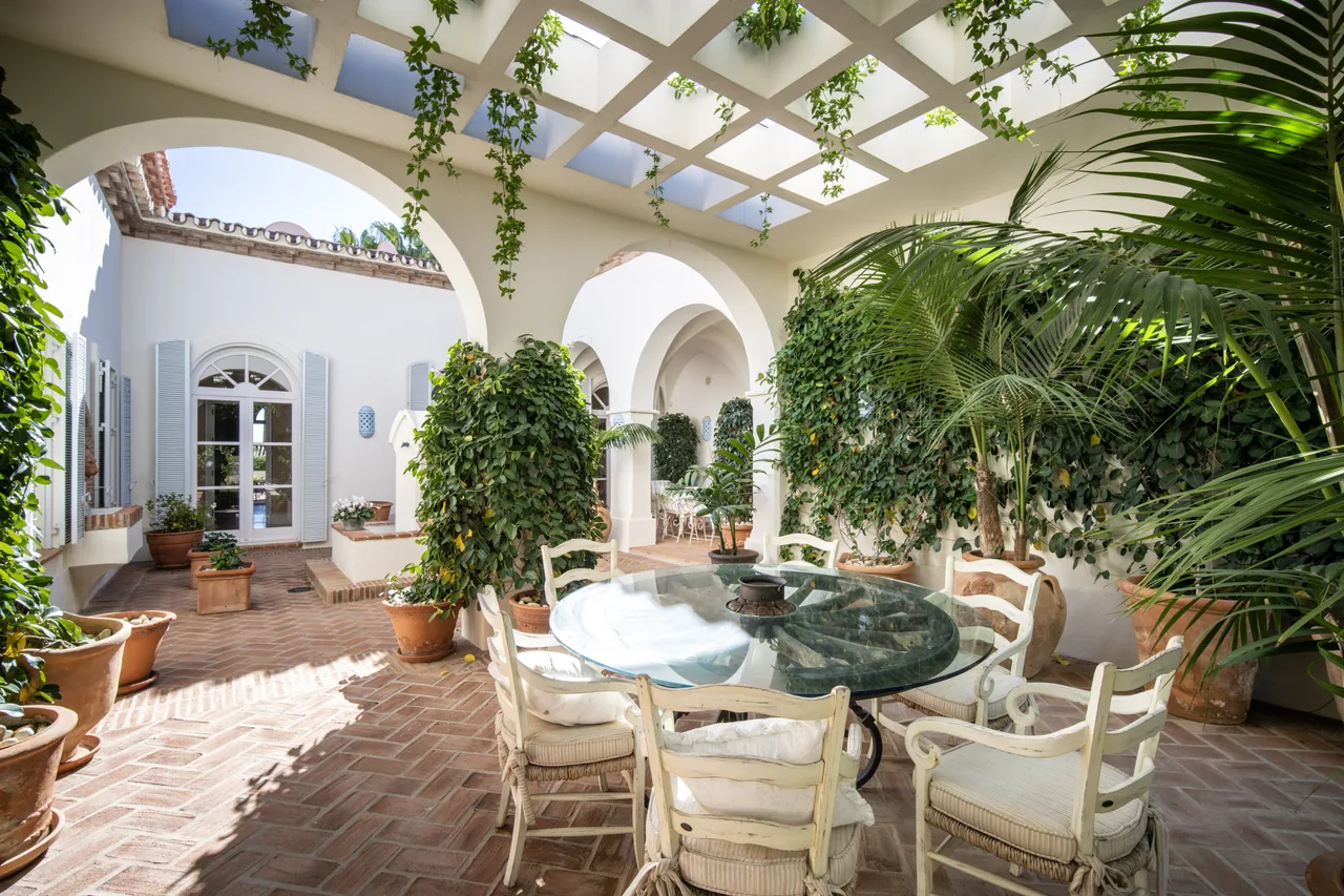 5-bedroom villa in Altos Reales with private pool and private garden — image 18