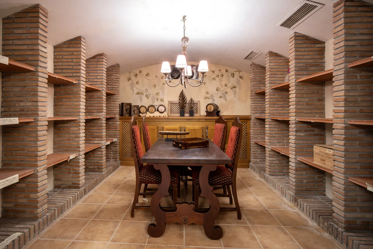5-bedroom villa in Altos Reales with private pool and private garden — image 21