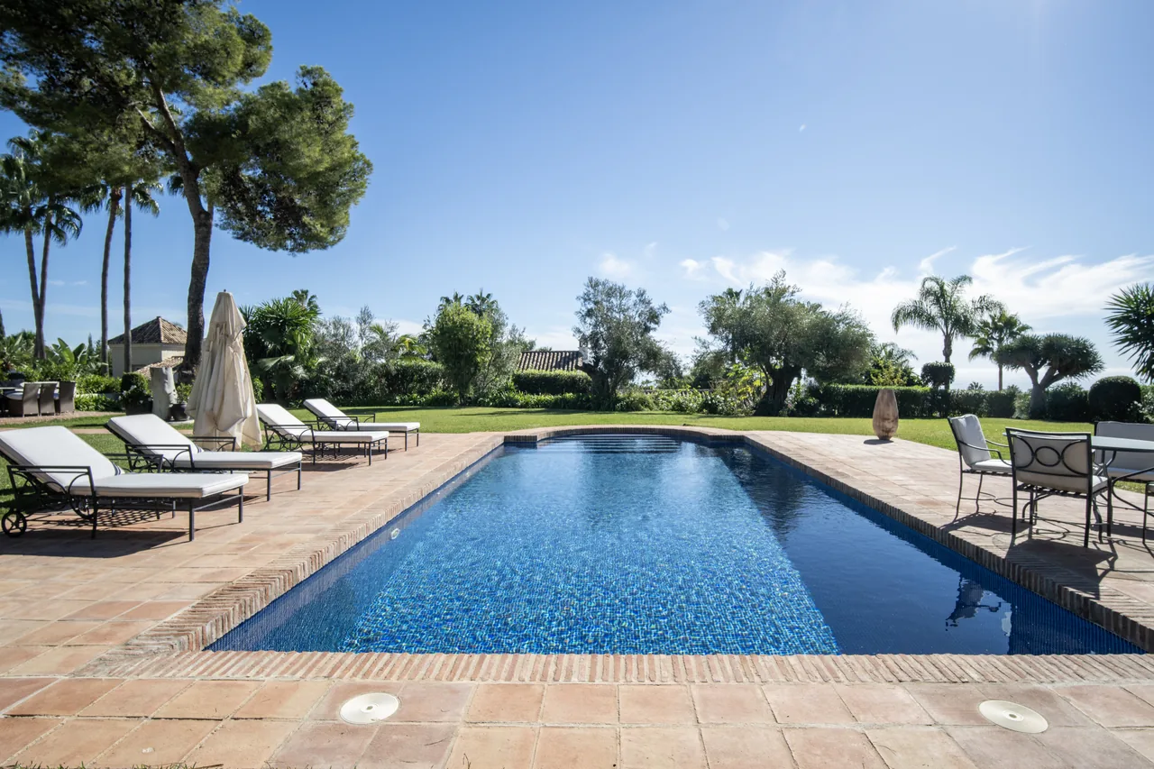 5-bedroom villa in Altos Reales with private pool and private garden — image 24