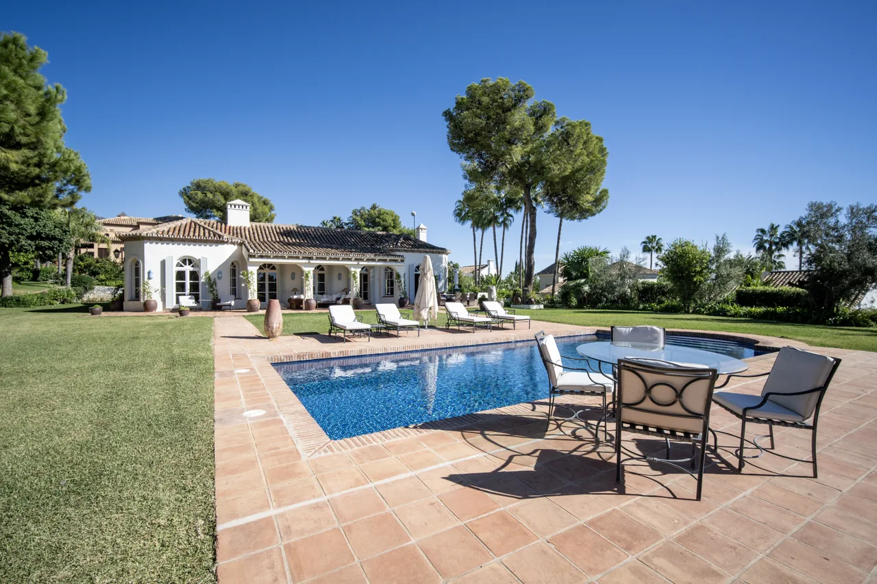 5-bedroom villa in Altos Reales with private pool and private garden — image 25