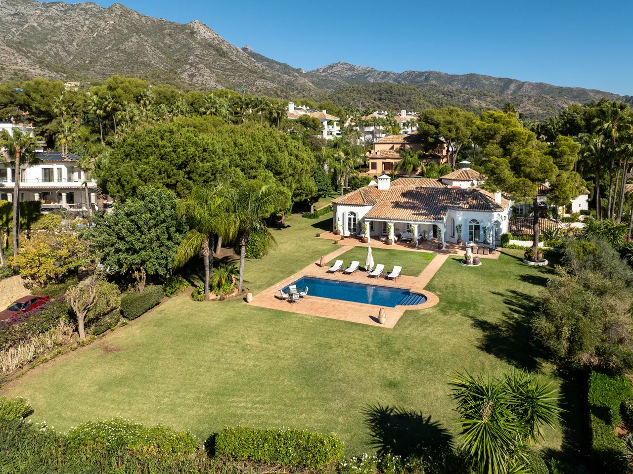 5-bedroom villa in Altos Reales with private pool and private garden — image 26