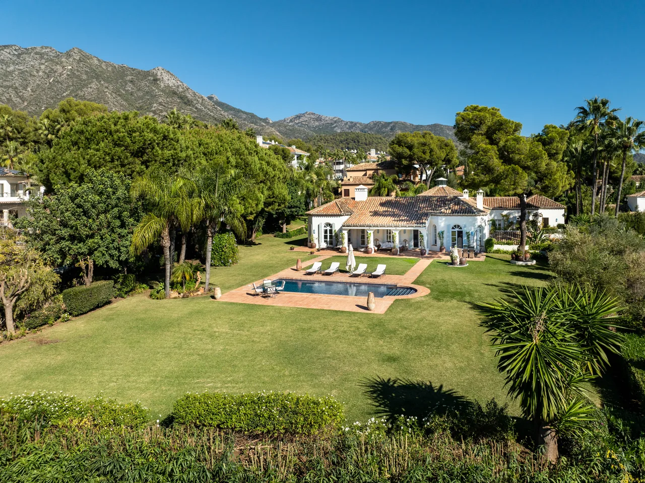 5-bedroom villa in Altos Reales with private pool and private garden — image 27
