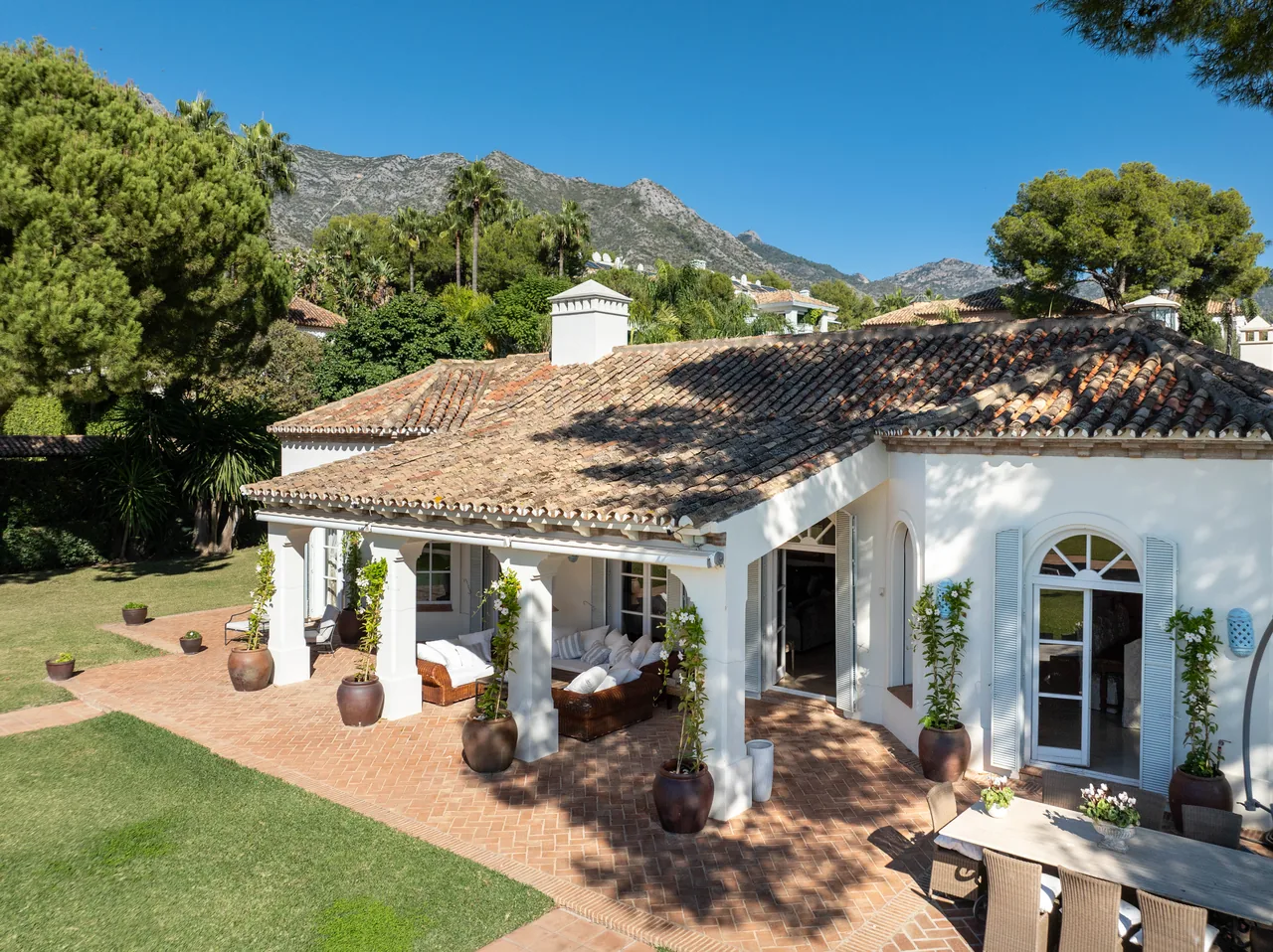 5-bedroom villa in Altos Reales with private pool and private garden — image 32