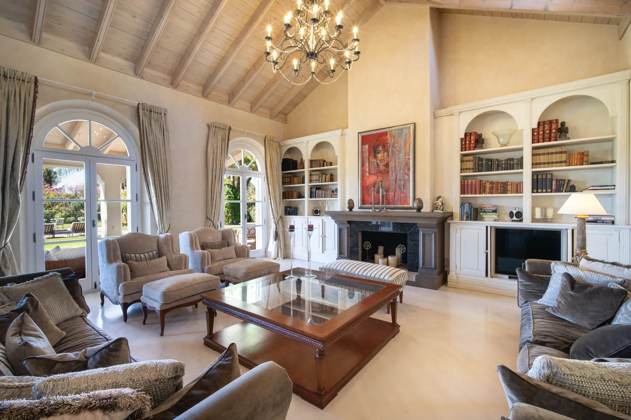 5-bedroom villa in Altos Reales with private pool and private garden — image 33