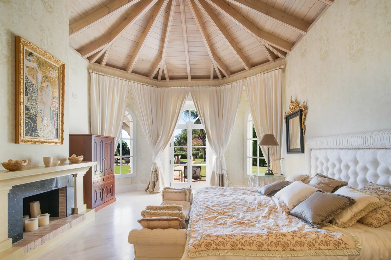 5-bedroom villa in Altos Reales with private pool and private garden — image 37