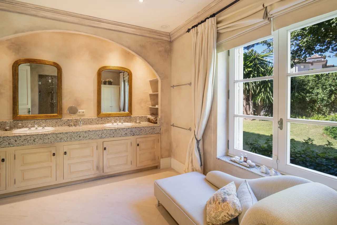 5-bedroom villa in Altos Reales with private pool and private garden — image 39
