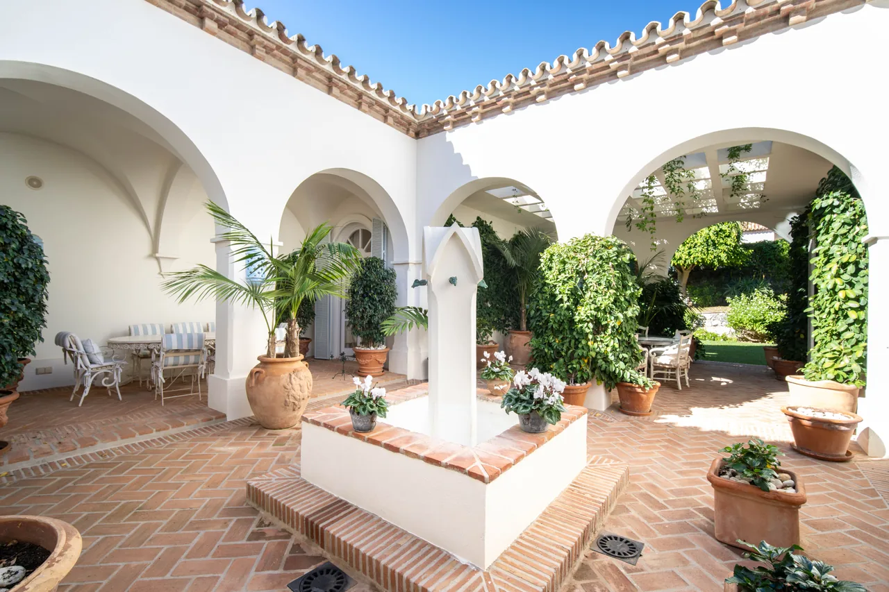 5-bedroom villa in Altos Reales with private pool and private garden — image 44