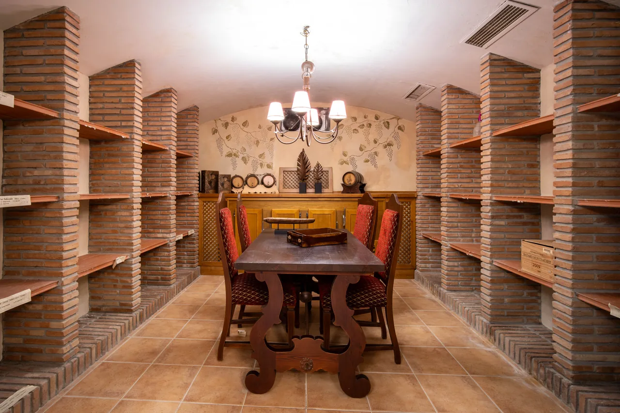 5-bedroom villa in Altos Reales with private pool and private garden — image 46