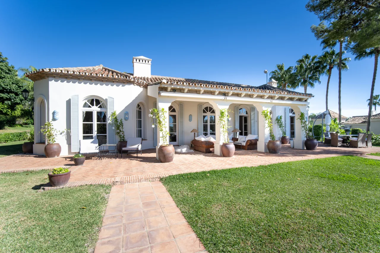 5-bedroom villa in Altos Reales with private pool and private garden — image 48