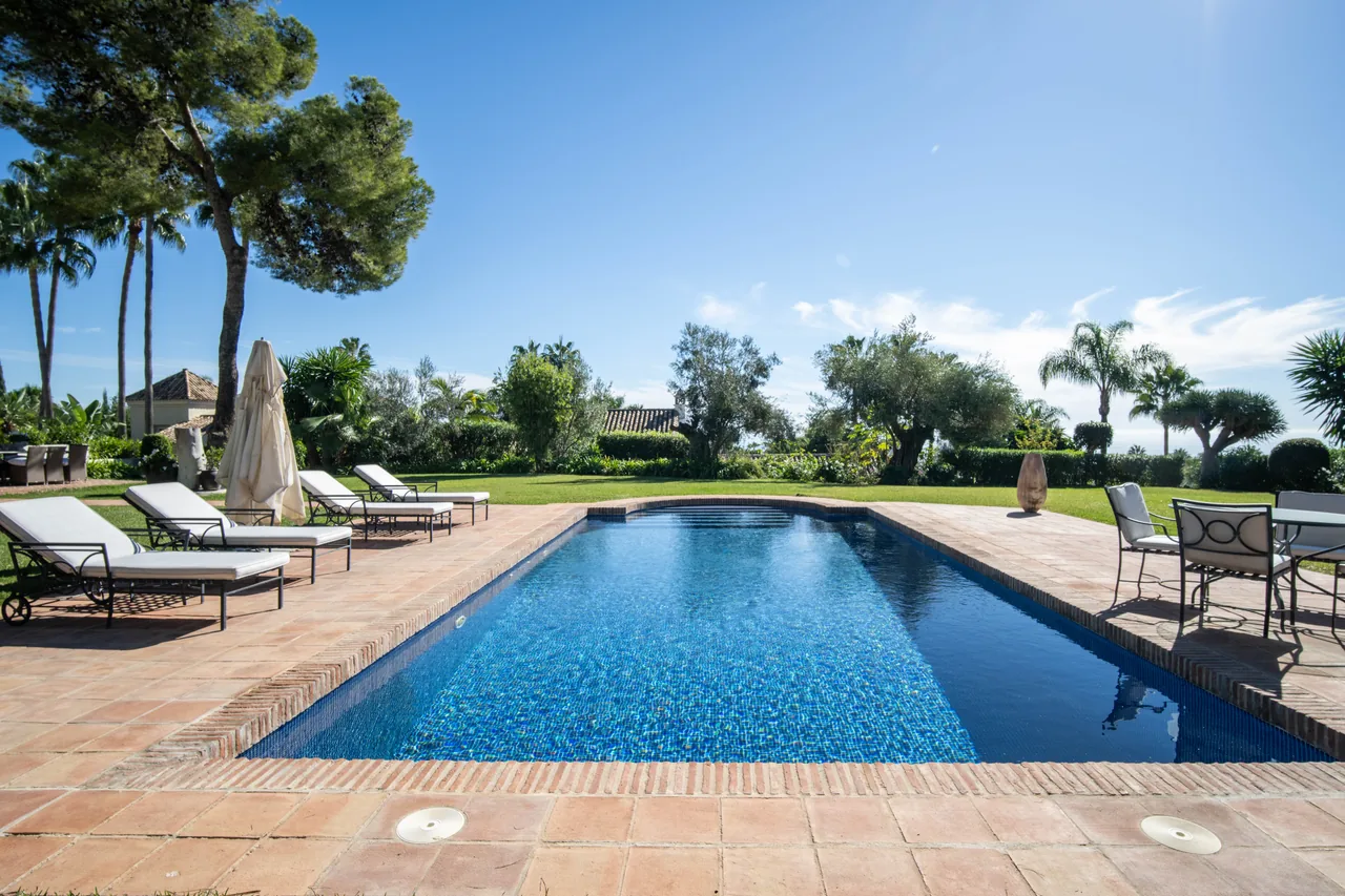 5-bedroom villa in Altos Reales with private pool and private garden — image 49