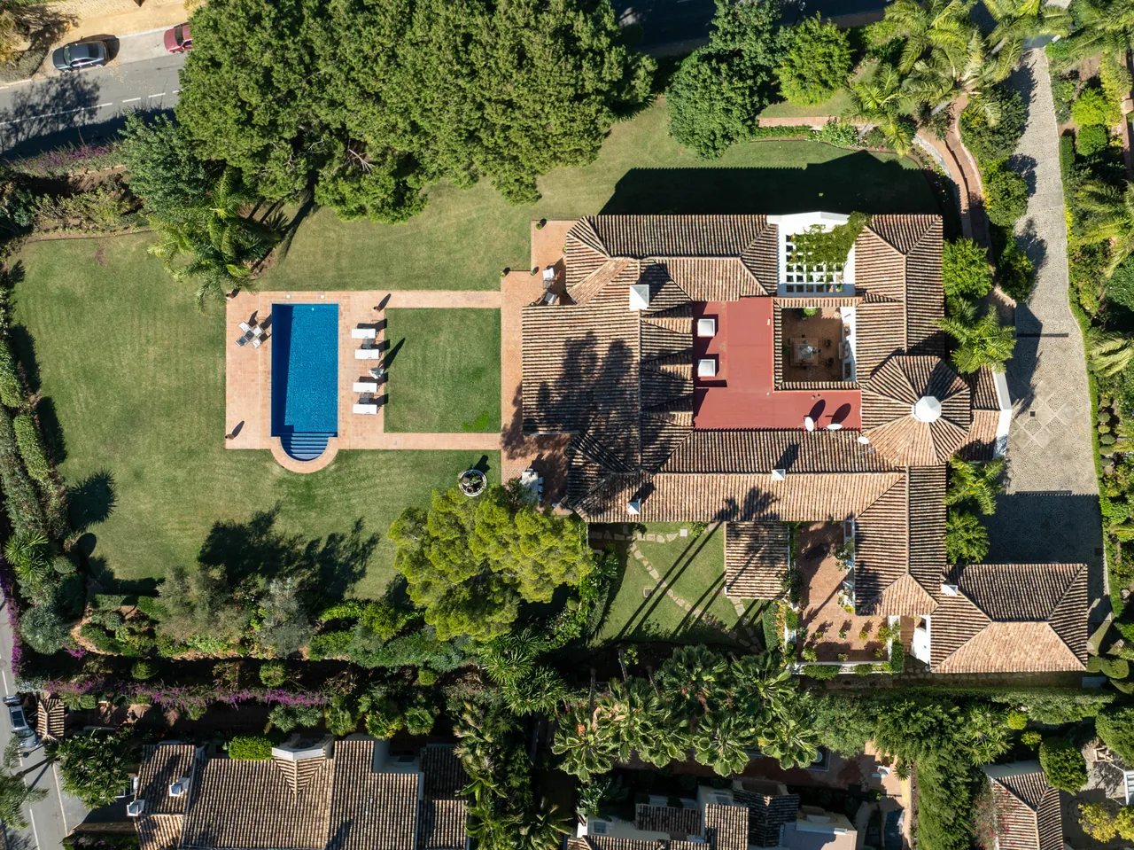 5-bedroom villa in Altos Reales with private pool and private garden