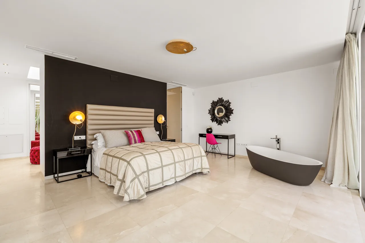 7-bedroom villa in La Cerquilla with private pool and private garden — image 2