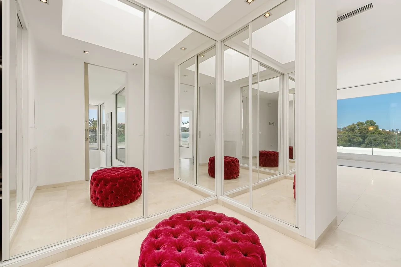 7-bedroom villa in La Cerquilla with private pool and private garden — image 3