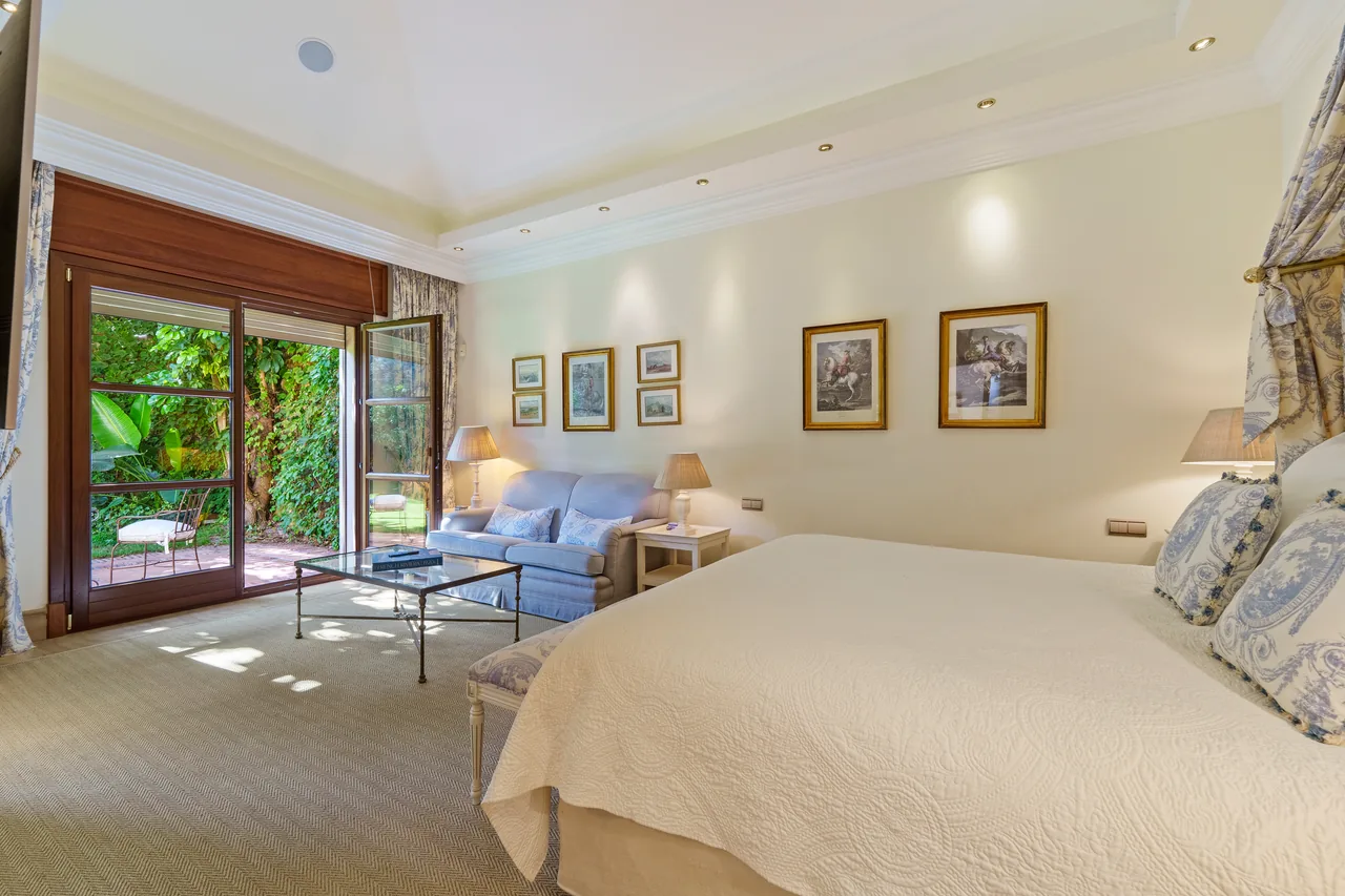 6-bedroom villa in Las Lomas del Marbella Club with private pool and private garden — image 10