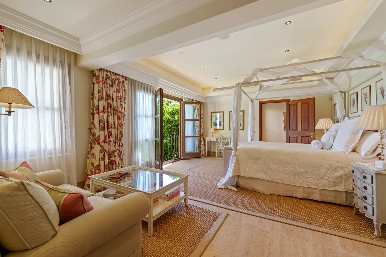 6-bedroom villa in Las Lomas del Marbella Club with private pool and private garden — image 11