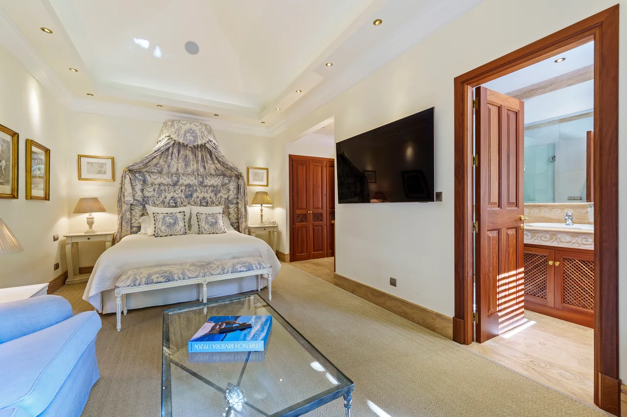 6-bedroom villa in Las Lomas del Marbella Club with private pool and private garden — image 12