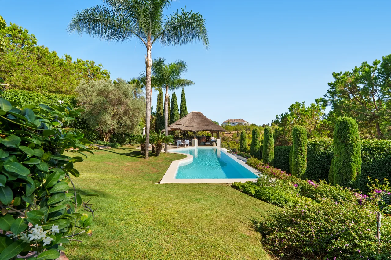 6-bedroom villa in Las Lomas del Marbella Club with private pool and private garden — image 15