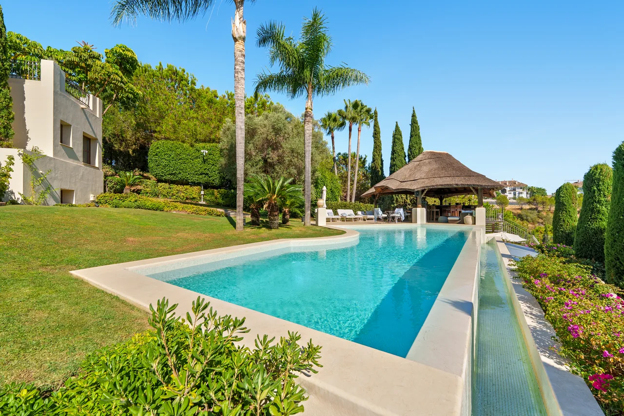 6-bedroom villa in Las Lomas del Marbella Club with private pool and private garden — image 16